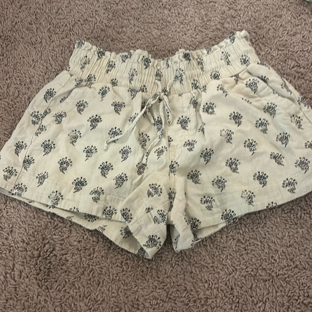 Patterned tan shorts